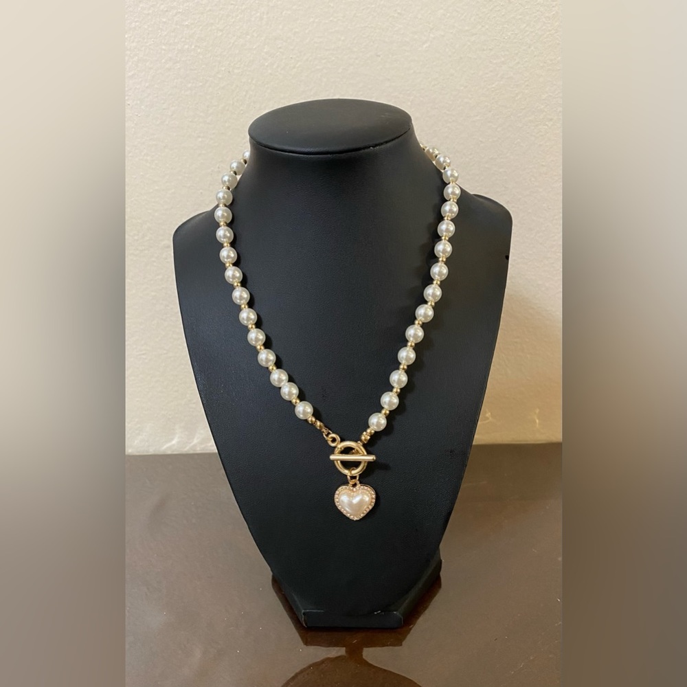 Pearl necklace with Heart Pendant patterned with gold
